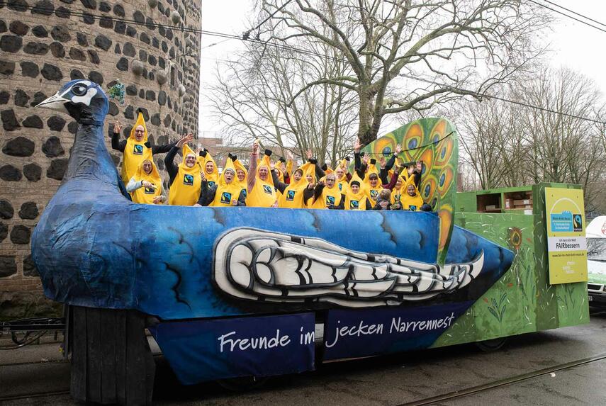 Kreisverwaltung fuhr beim Kappessonntagszug mit einem Fairtrade-Karnevalswagen mit